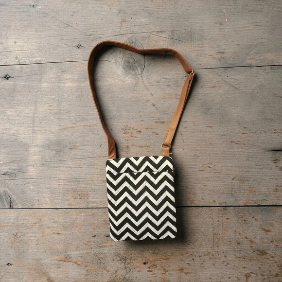 Stone Mountain Accessories Black & Cream Chevron Crossbody Bag - Picture 7 of 8